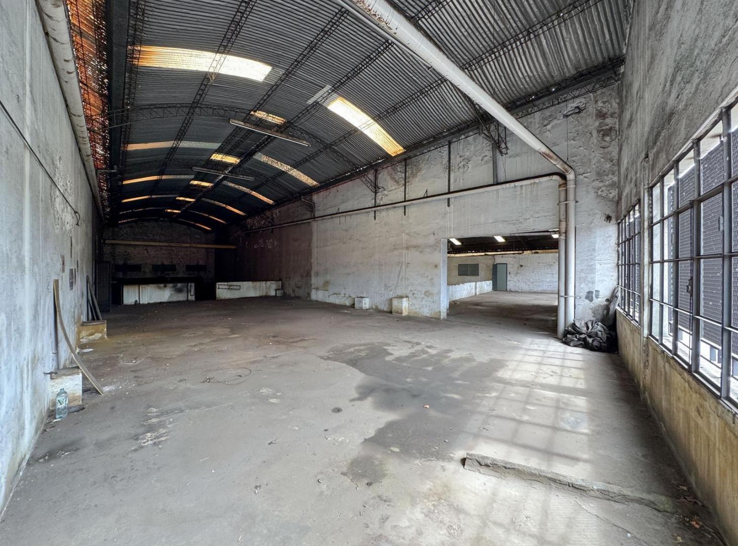 Mega local en el cruce Alberdi con 1340m² en alquiler