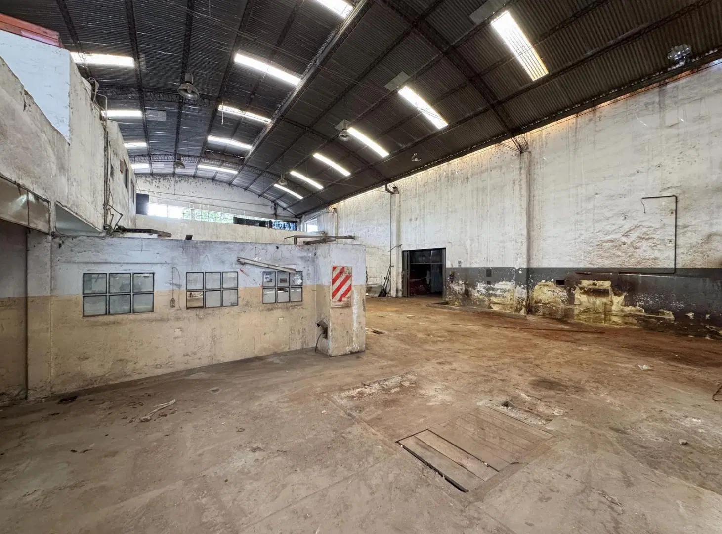 Mega local en el cruce Alberdi con 1340m² en alquiler 2
