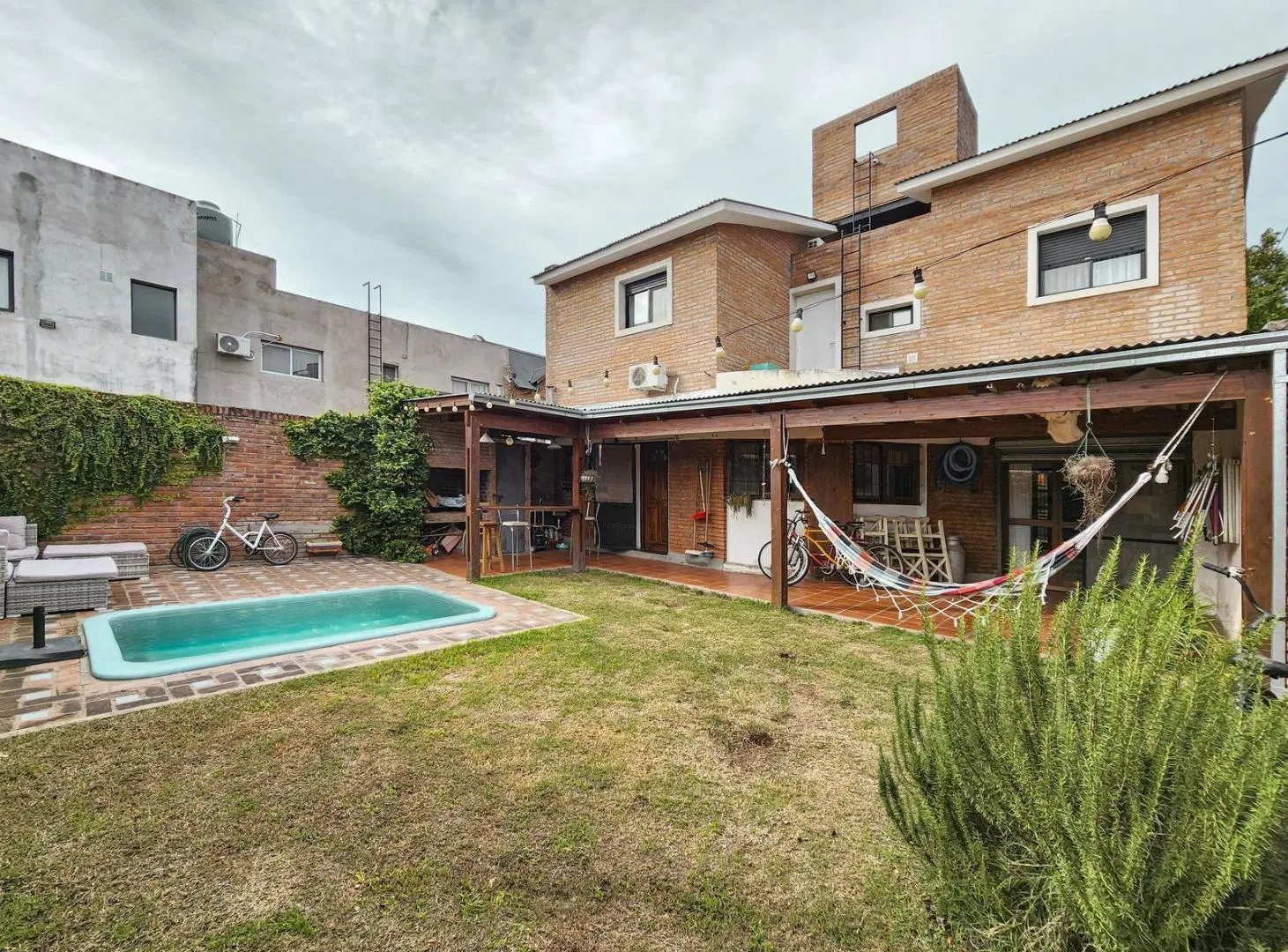 Casa de 3 dormitorios con pileta, parrillero y cochera en Fisherton 2