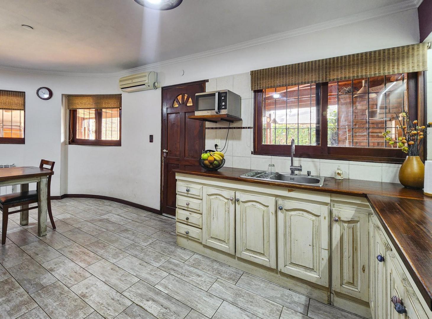 Casa de 3 dormitorios con pileta, parrillero y cochera en Fisherton