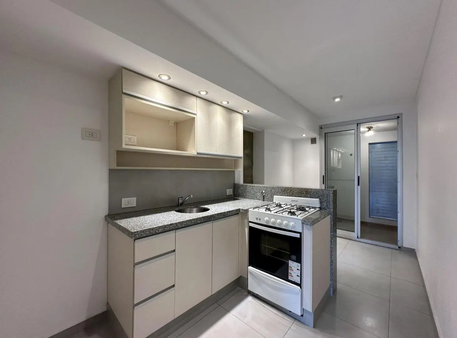 Departamento de 1 dormitorio con cocina separada y balcon terraza 3