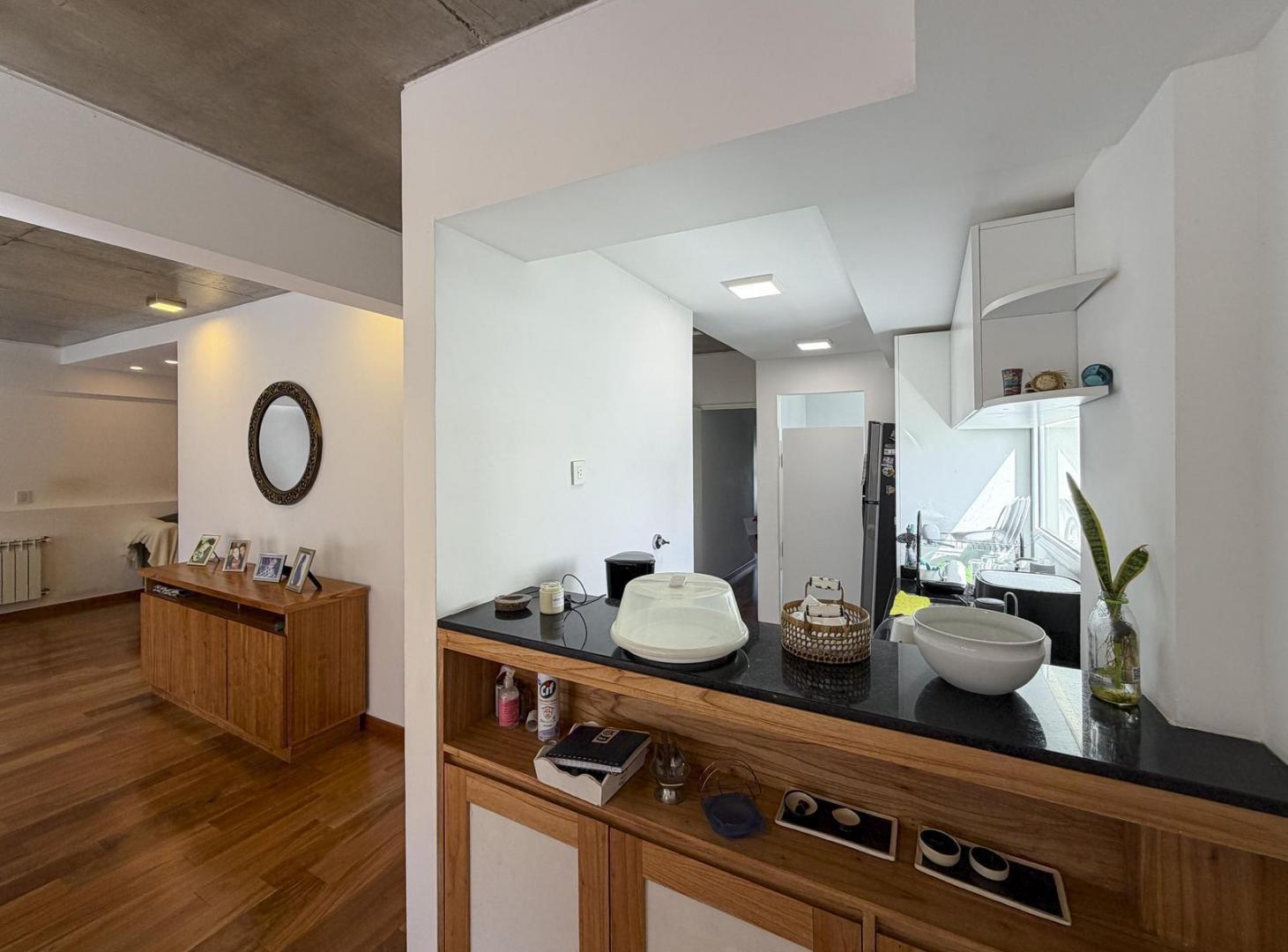 Departamento de 3 dormitorios con radiadores, 2 cocheras y terraza exclusiva con parrilla