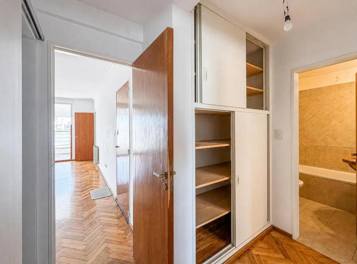 Departamento de 2 dormitorios con cocina separada y cochera 4