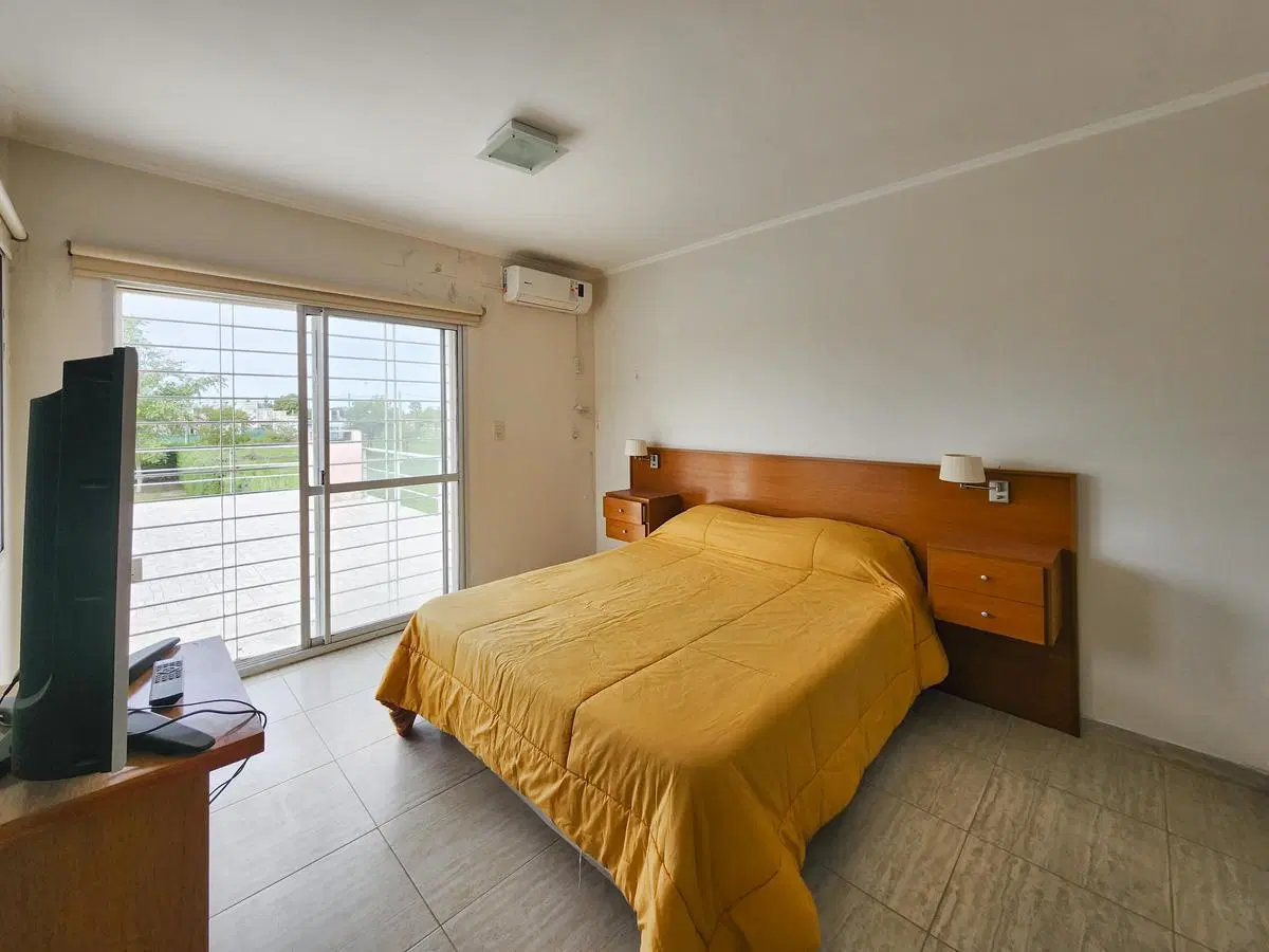 Casa de 2 dormitorios con parrilla, amplio jardín y pileta 3