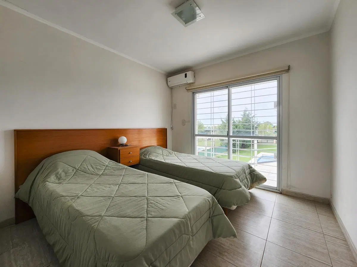 Casa de 2 dormitorios con parrilla, amplio jardín y pileta 4