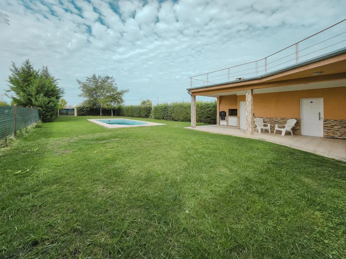 Casa de 2 dormitorios con parrilla, amplio jardín y pileta 2