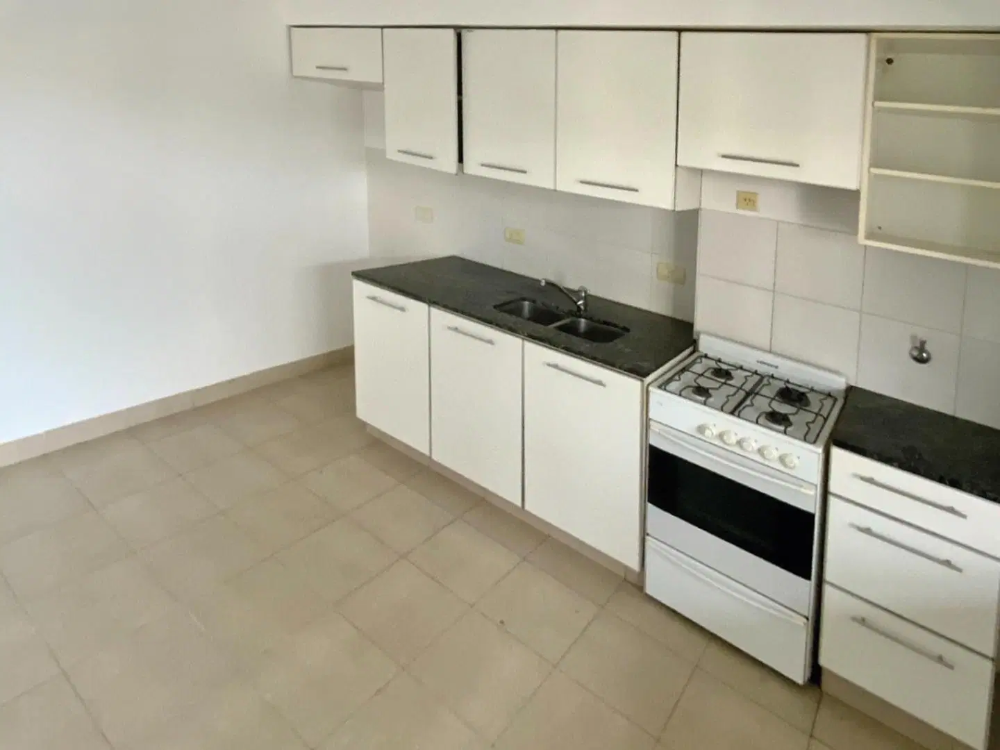 Departamento de 3 dormitorios con cochera y amenities en zona Aduana 2