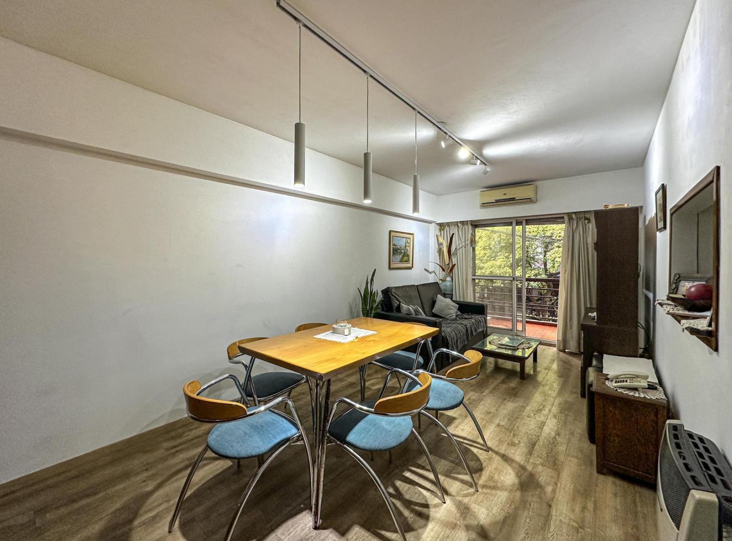 Departamento de 2 dormitorios con patio y cochera en el Centro