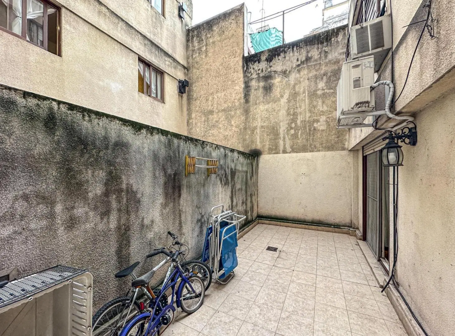 Departamento de 2 dormitorios con patio y cochera en el Centro 3