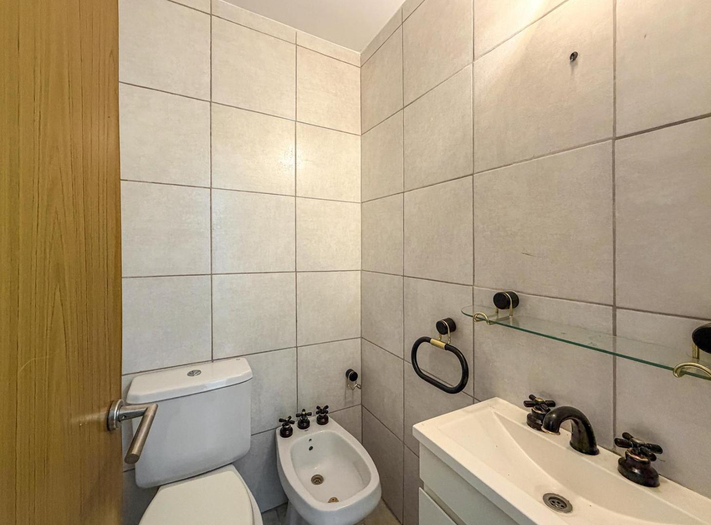 Departamento de 3 dormitorios con cochera y vista parcial al río