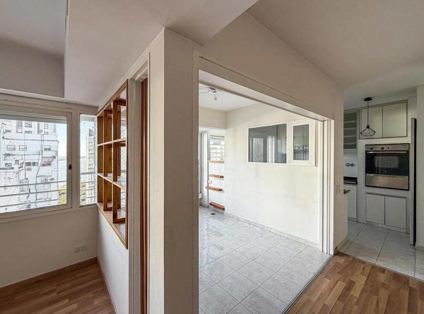 Departamento de 3 dormitorios con cochera y vista parcial al río 3