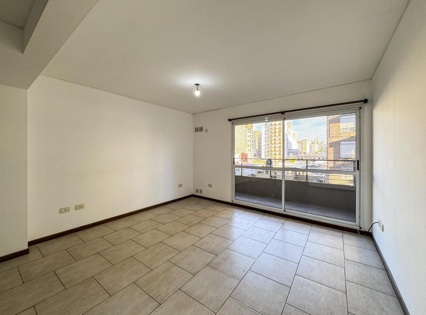 Departamento de 1 dormitorio amplio con ventilación cruzada en Martin
