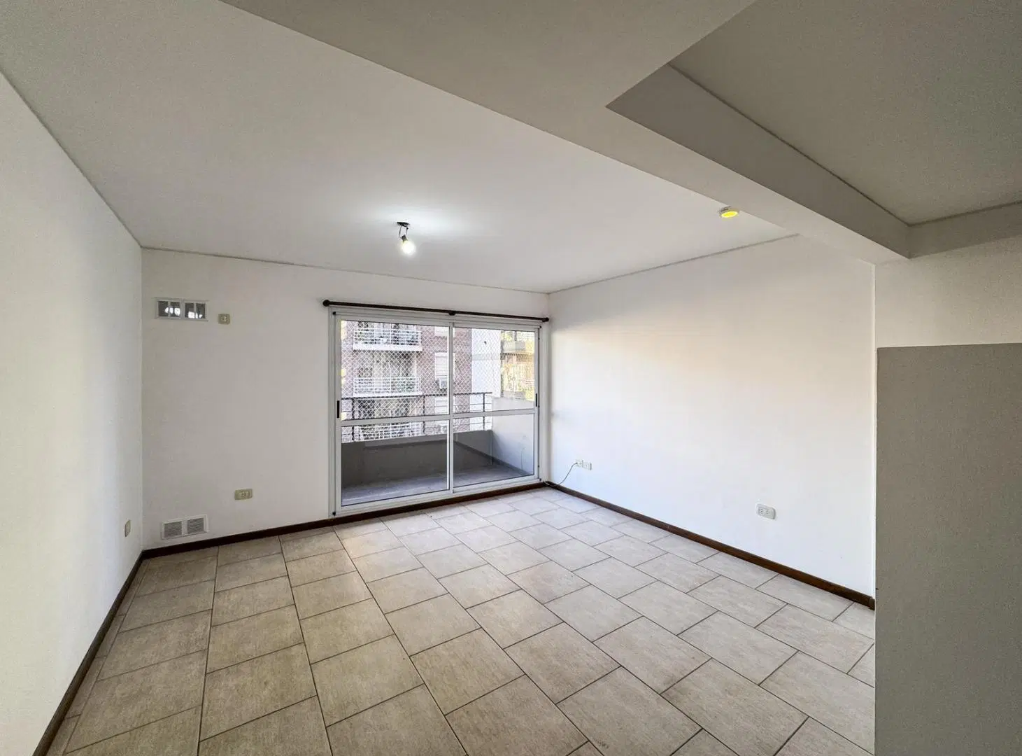 Departamento de 1 dormitorio amplio con ventilación cruzada en Martin 3