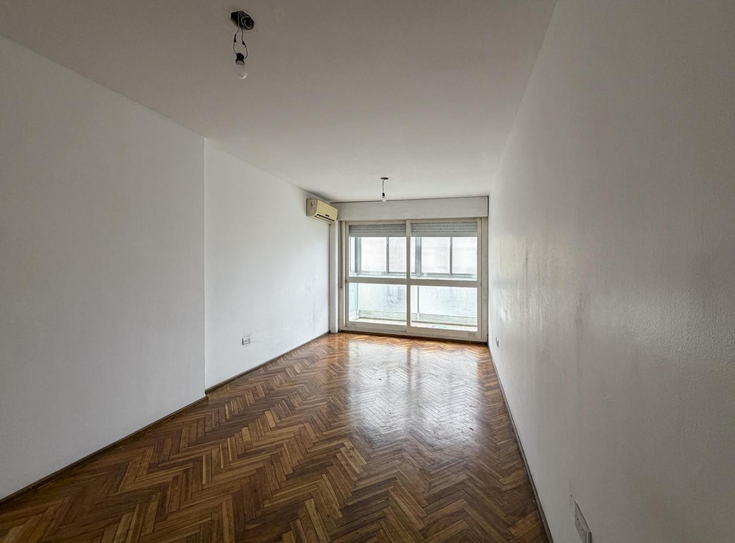 Departamento de 2 dormitorios con balcón y cocina separada