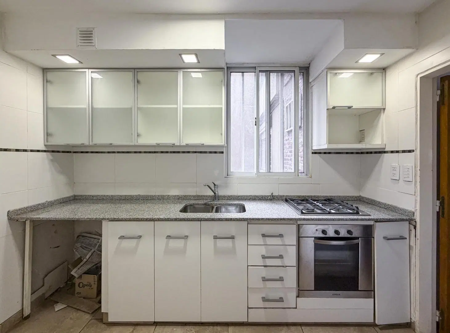 Departamento de 2 dormitorios con balcón y cocina separada 2