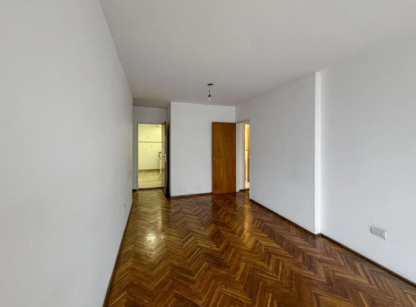 Departamento de 2 dormitorios con balcón y cocina separada 3
