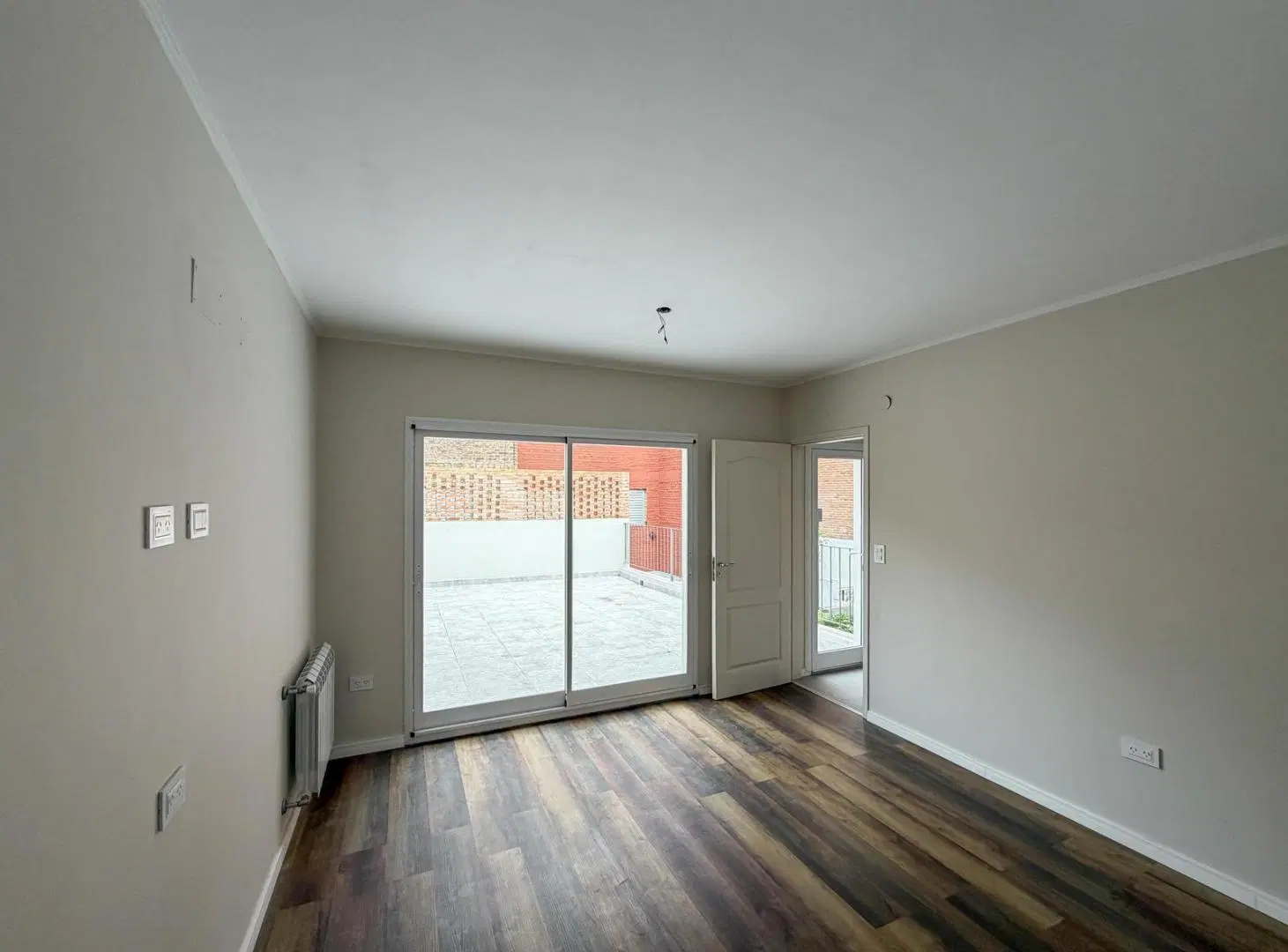 Casa de pasillo único con 3 dormitorios, patio y terraza a estrenar 3