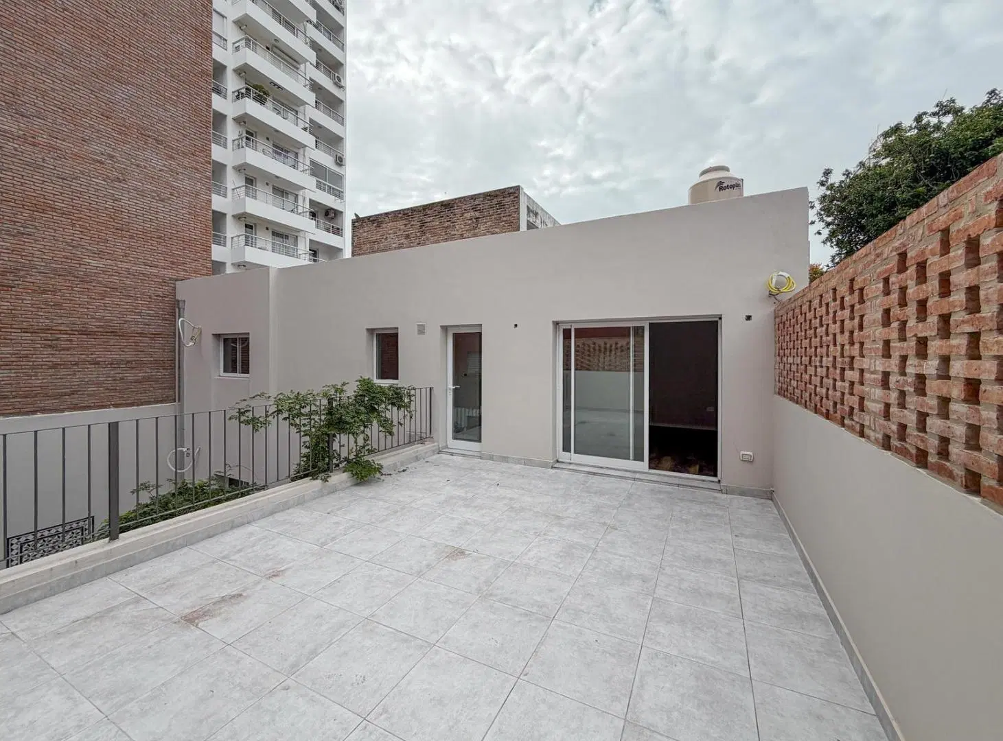 Casa de pasillo único con 3 dormitorios, patio y terraza a estrenar 5