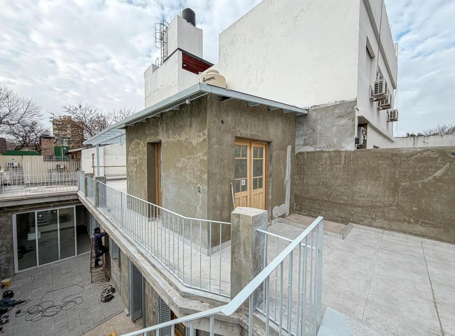 Casa de pasillo con 3 dormitorios, cochera, jardín, pileta y quincho 2