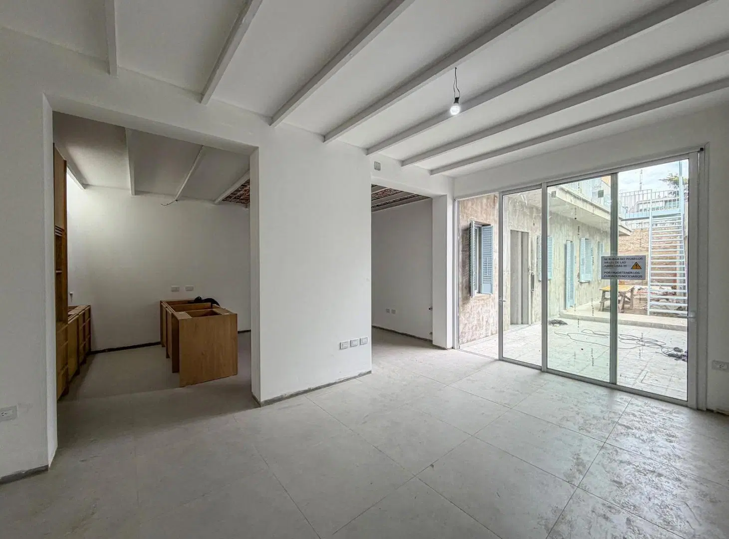 Casa de pasillo con 3 dormitorios, cochera, jardín, pileta y quincho 4