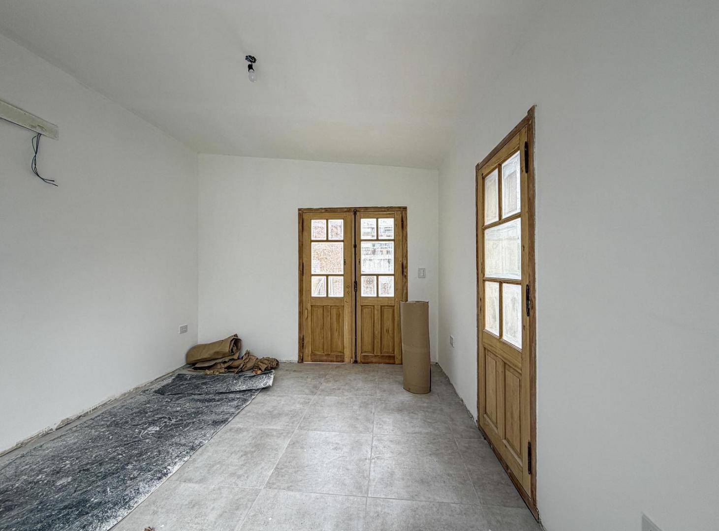 Casa de pasillo con 3 dormitorios, cochera, jardín, pileta y quincho