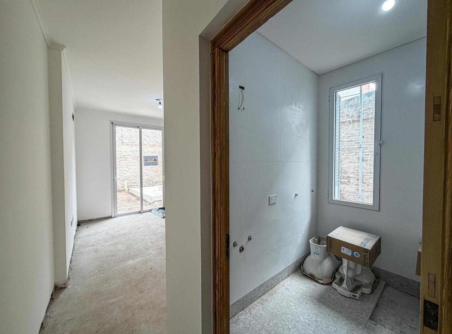 Foto de Casa de pasillo con 3 dormitorios, cochera, jardín, pileta y quincho, imagen 3