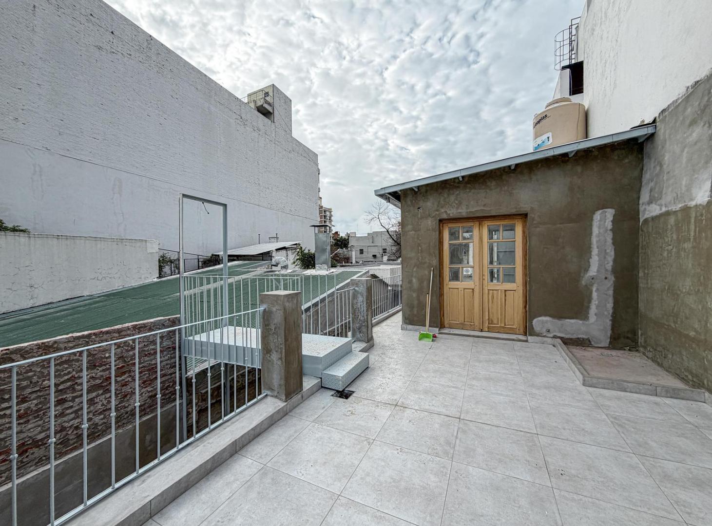 Casa de pasillo con 3 dormitorios, cochera, jardín, pileta y quincho