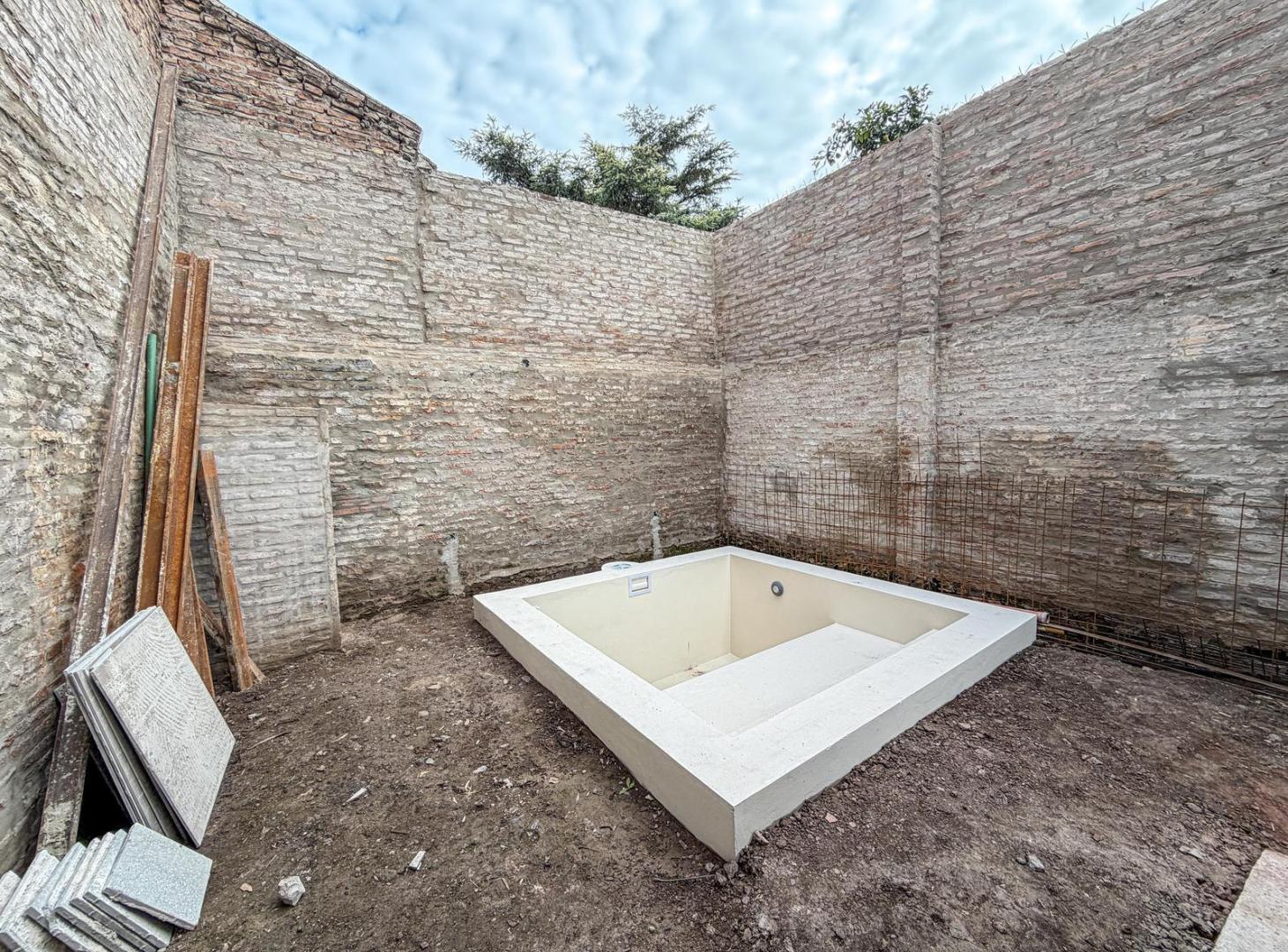 Casa de pasillo con 3 dormitorios, cochera, jardín, pileta y quincho