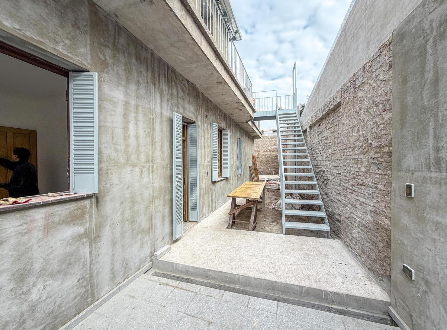 Casa de pasillo con 3 dormitorios, cochera, jardín, pileta y quincho