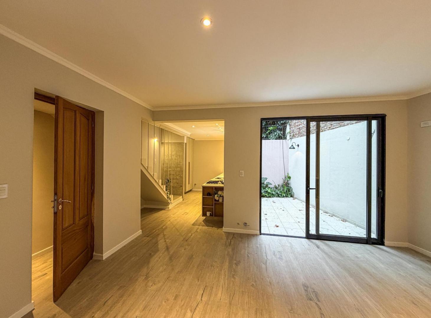 Casa de pasillo de 2 dormitorios a estrenar con patio y terraza