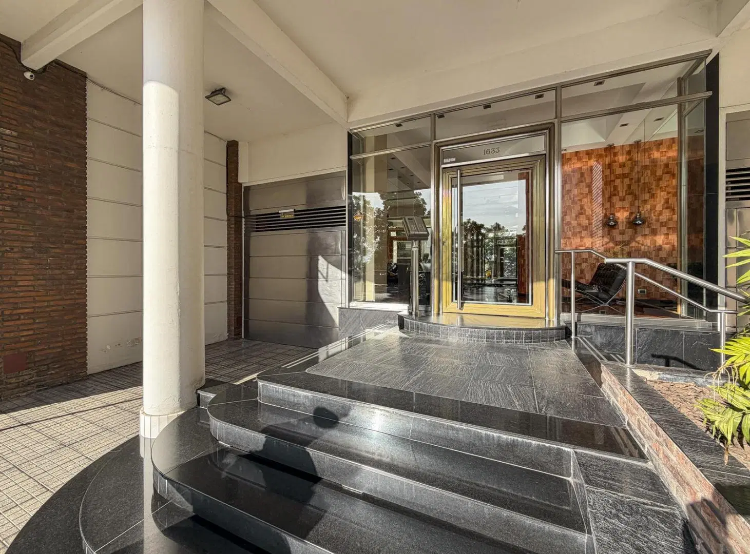Departamento de 3 dormitorios con vista al río y 2 cocheras 2
