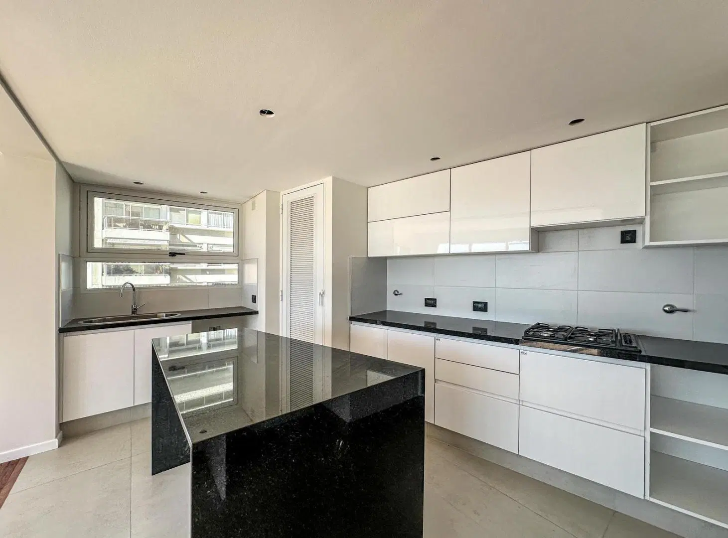 Departamento de 3 dormitorios con 2 cocheras y vista al río 5
