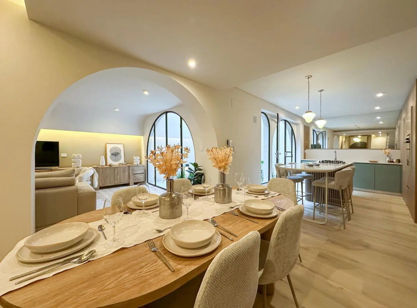 Casa de 3 dormitorios más comodín, 2 cocheras, quincho y pileta 2