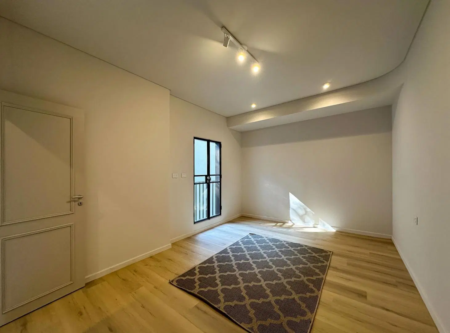 Casa de 3 dormitorios más comodín, 2 cocheras, quincho y pileta 4