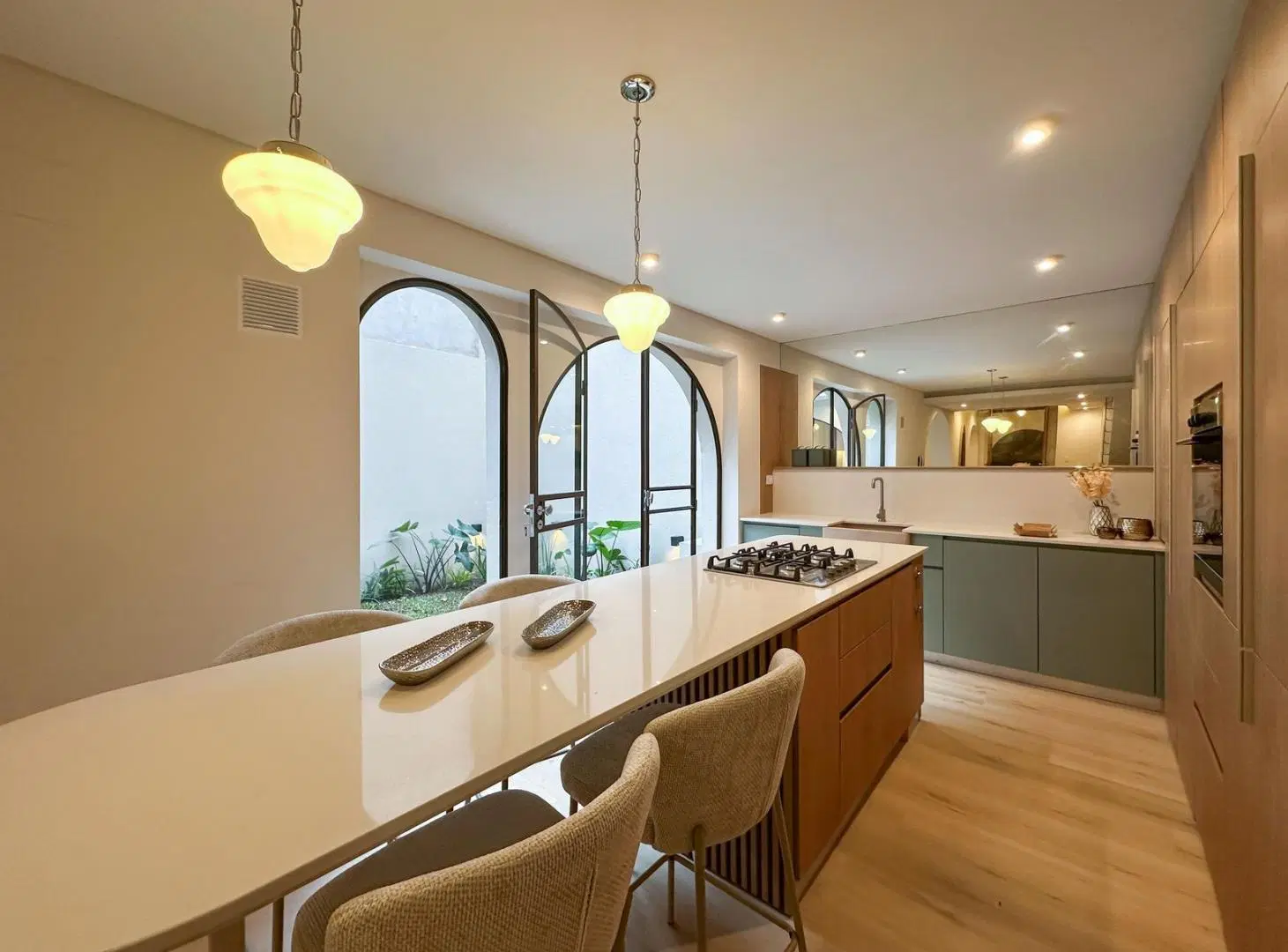 Casa de 3 dormitorios más comodín, 2 cocheras, quincho y pileta 5