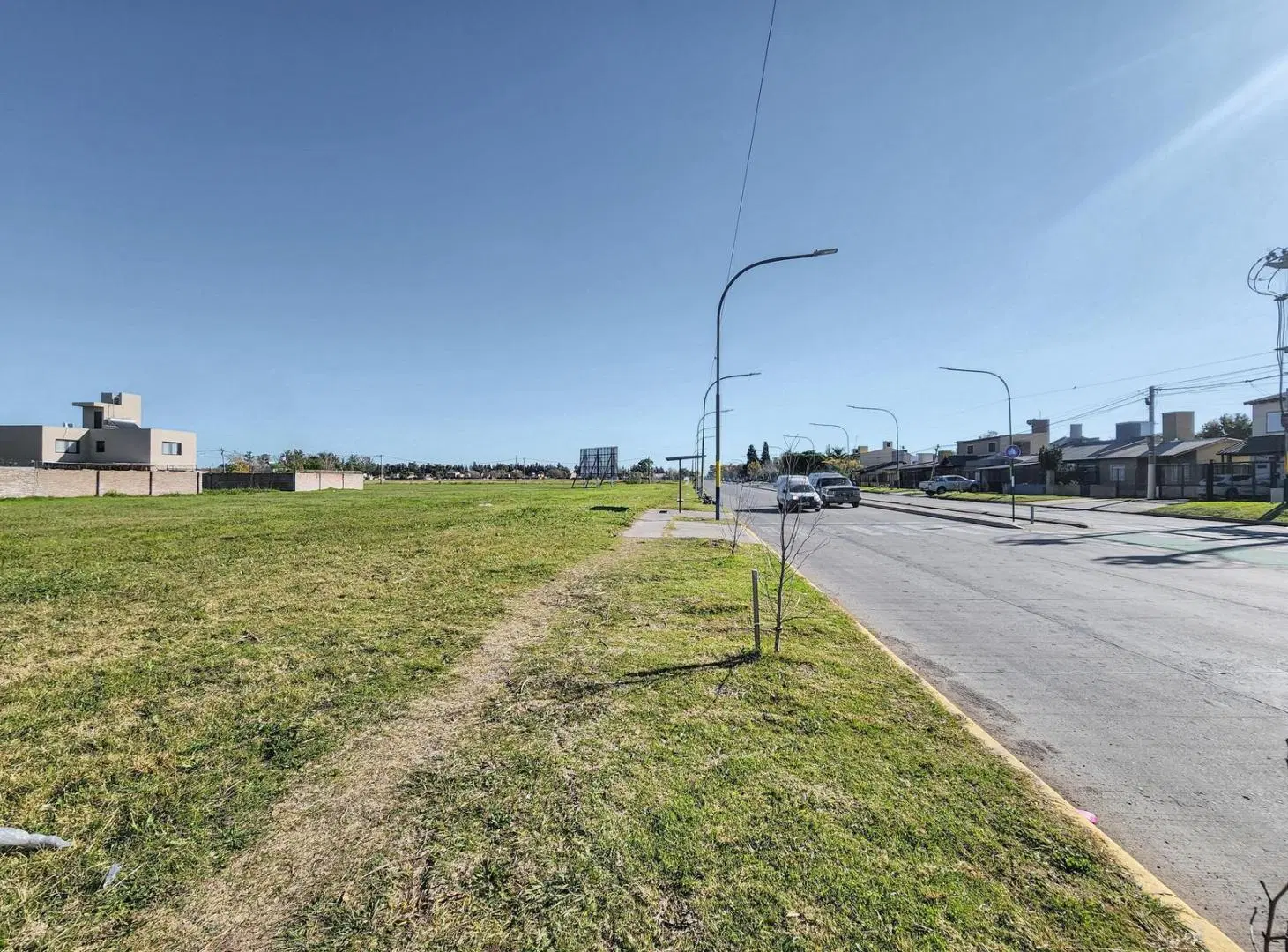 Terreno Comercial sobre Av. Calasanz con 346m² camino a Funes 2