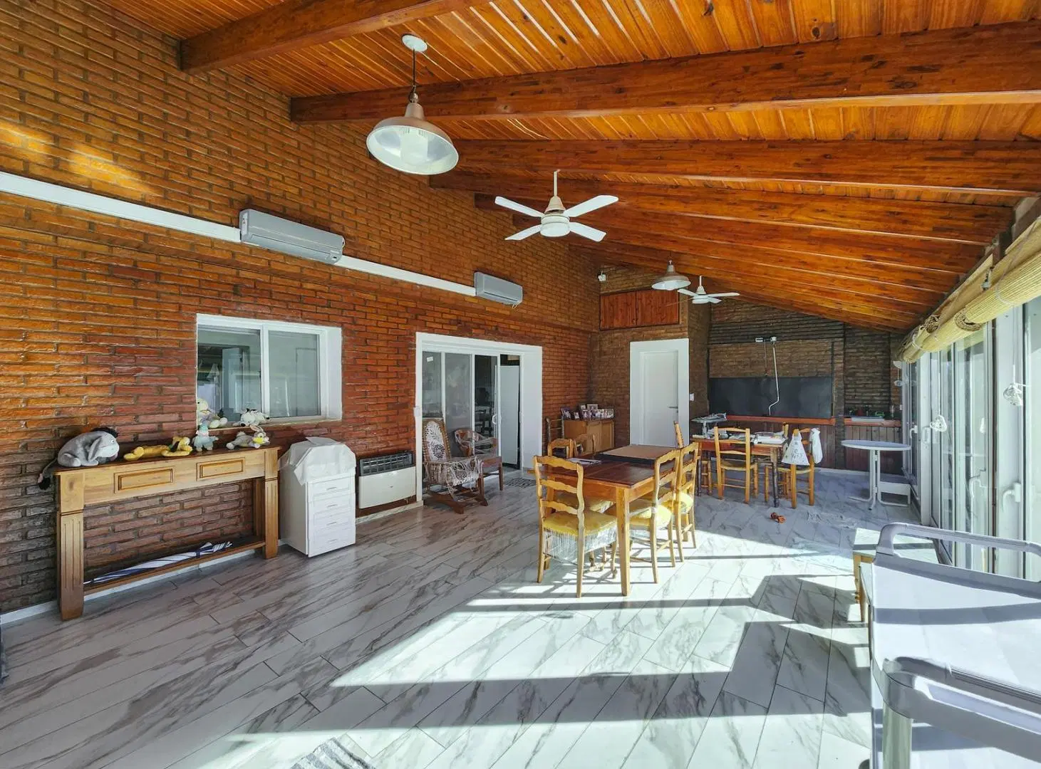 Casa de 1 dormitorio con quincho, pileta y jardín en Barrio Tango 4
