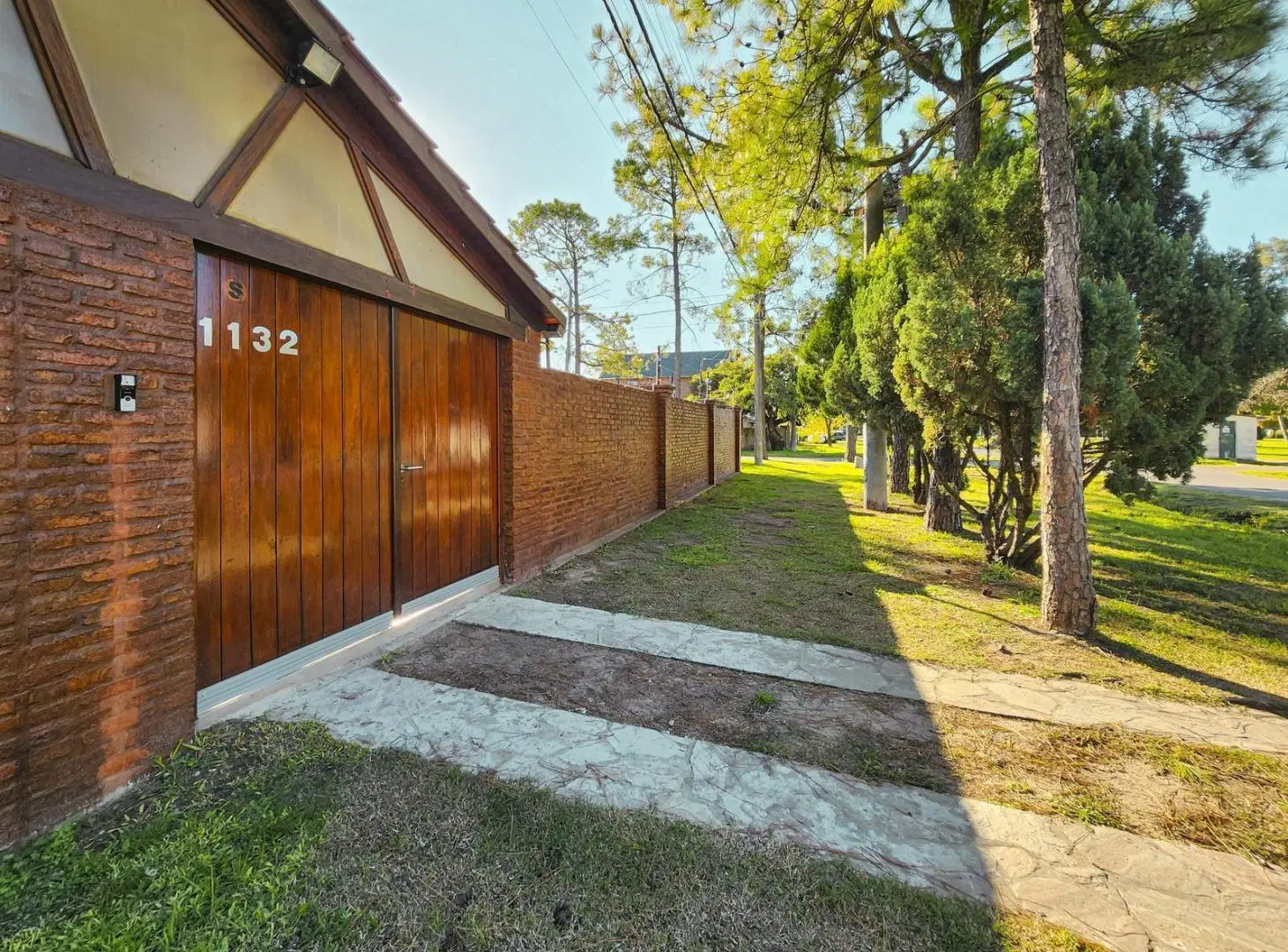 Casa de 1 dormitorio con quincho, pileta y jardín en Barrio Tango 3