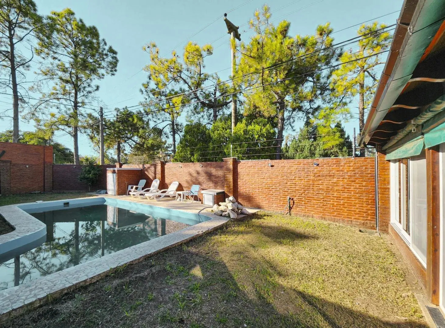 Casa de 1 dormitorio con quincho, pileta y jardín en Barrio Tango 5