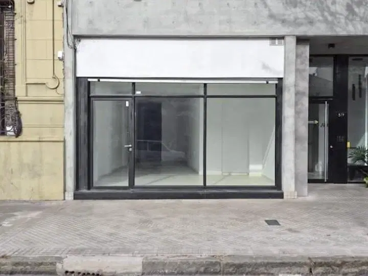 Ámplio local comercial a 100m de Av Pellegrini 5