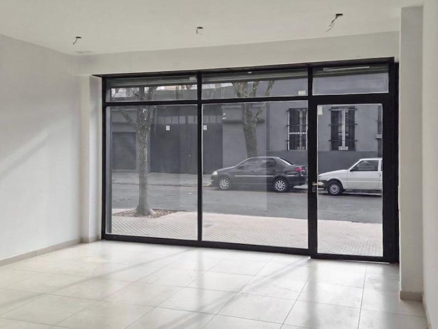 Foto de Ámplio local comercial a 100m de Av Pellegrini, imagen 2