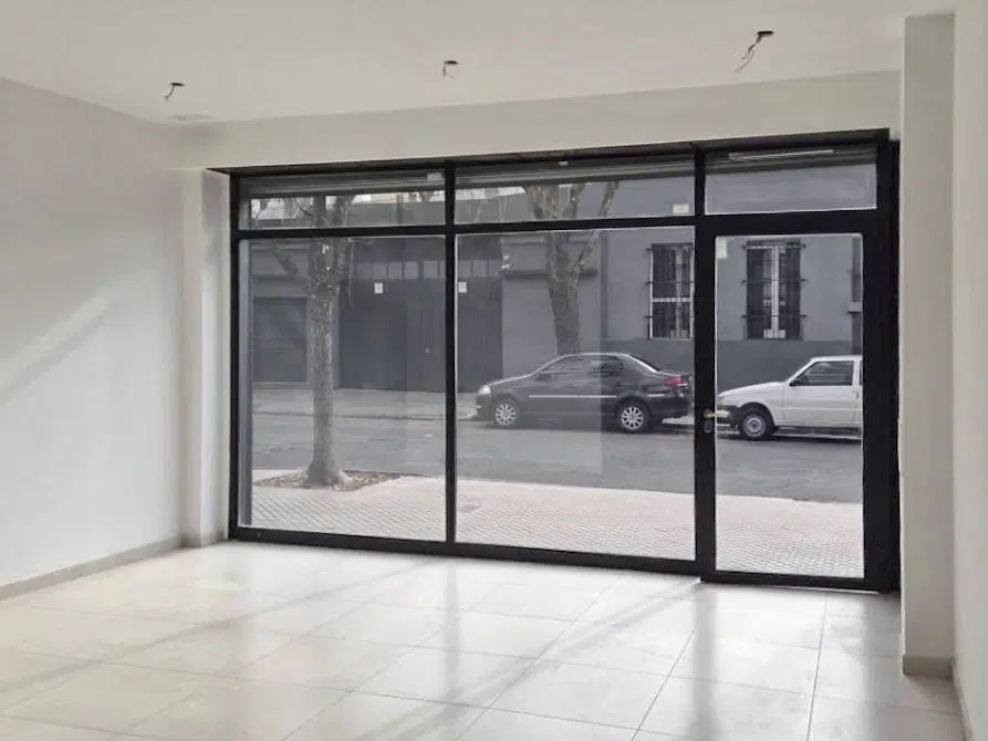 Ámplio local comercial a 100m de Av Pellegrini 2