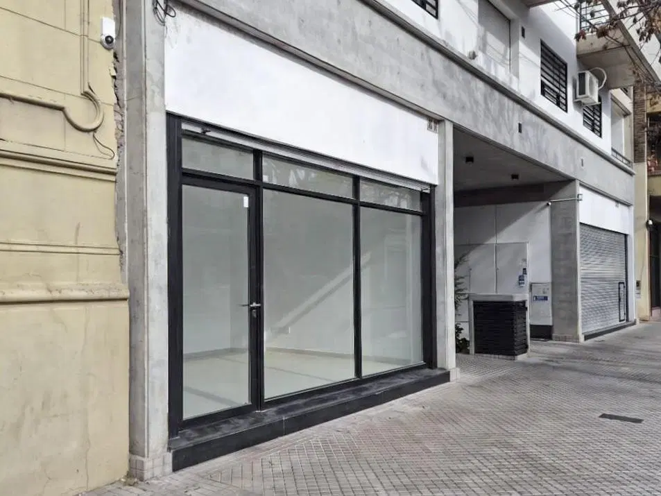 Ámplio local comercial a 100m de Av Pellegrini 3