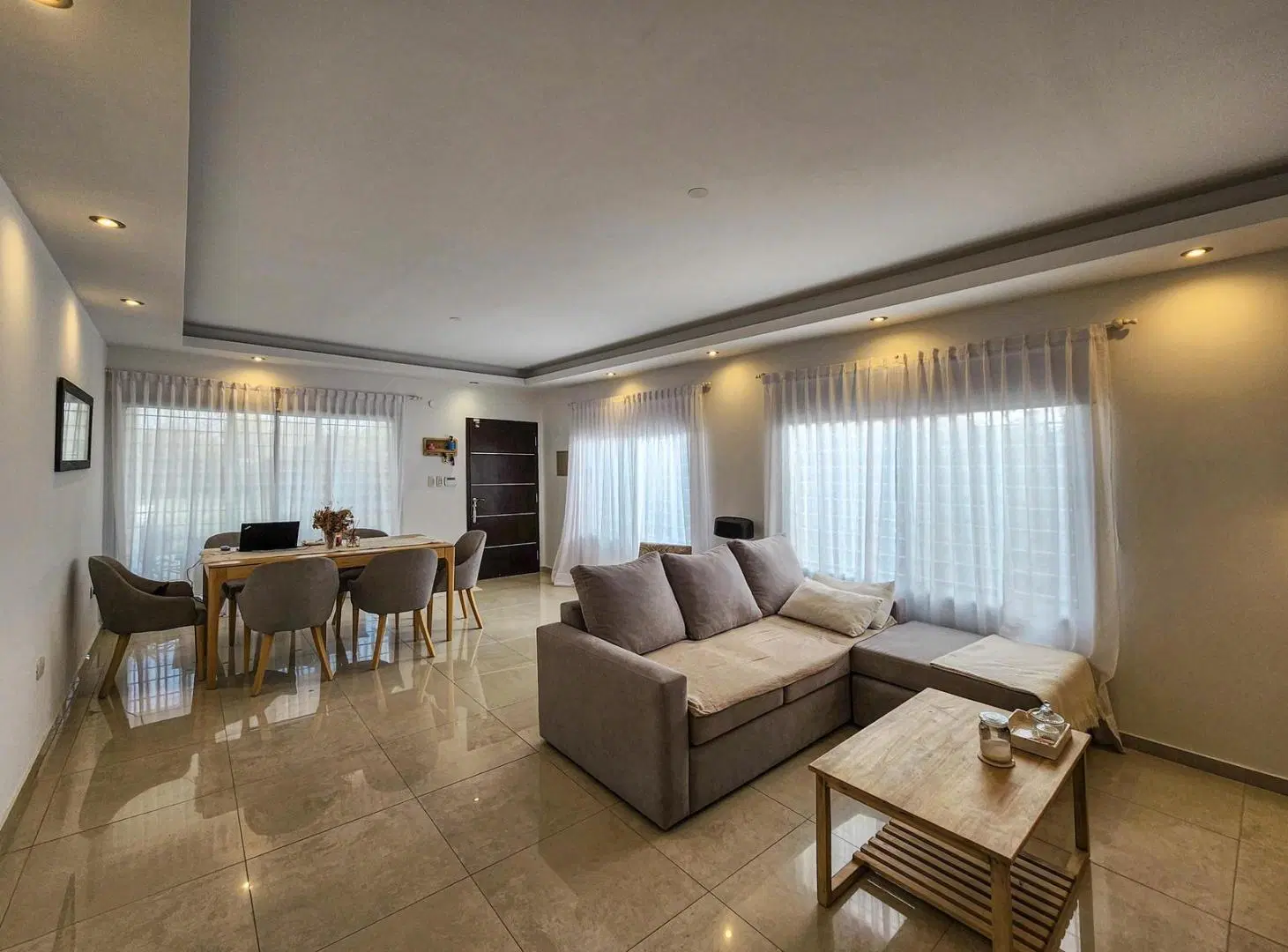 Casa de 2 dormitorios con gran jardín y pileta en las Tardes 3