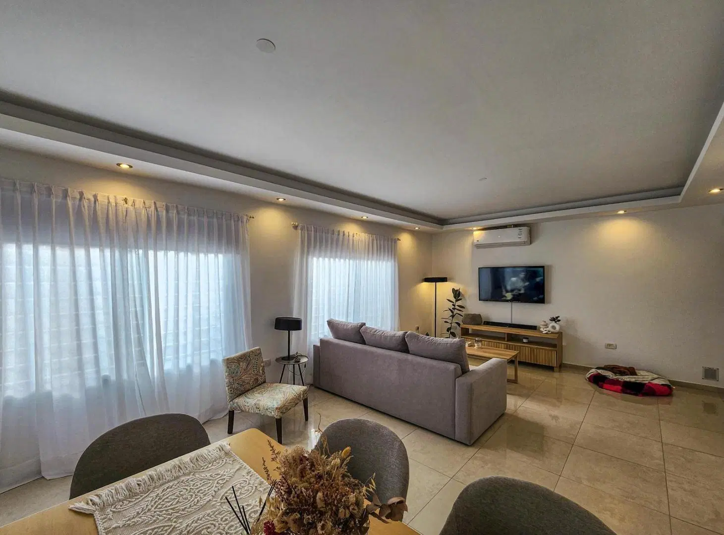 Casa de 2 dormitorios con gran jardín y pileta en las Tardes 2