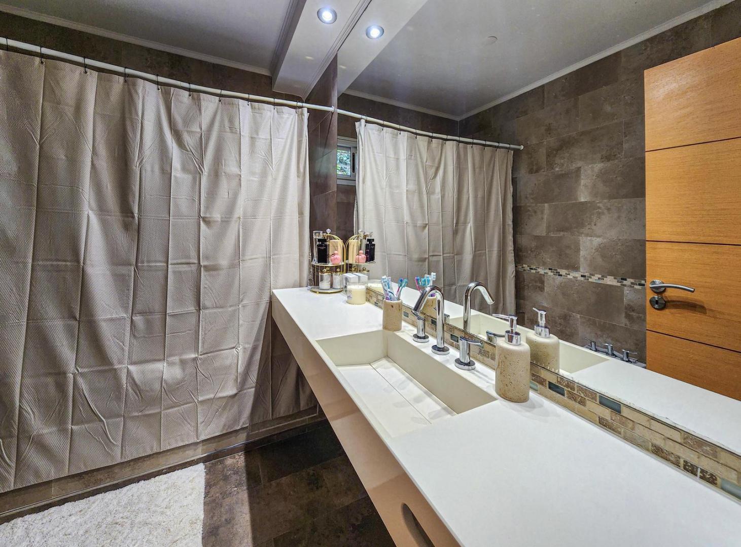 Casa de 2 dormitorios con gran jardín y pileta en las Tardes