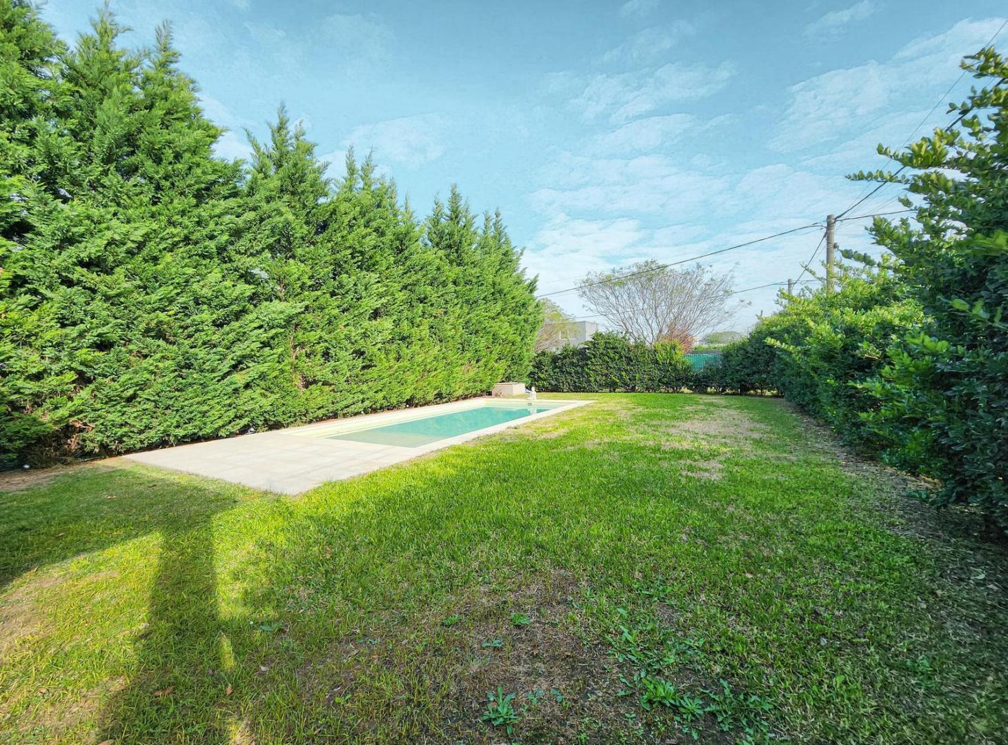 Casa de 2 dormitorios con gran jardín y pileta en las Tardes