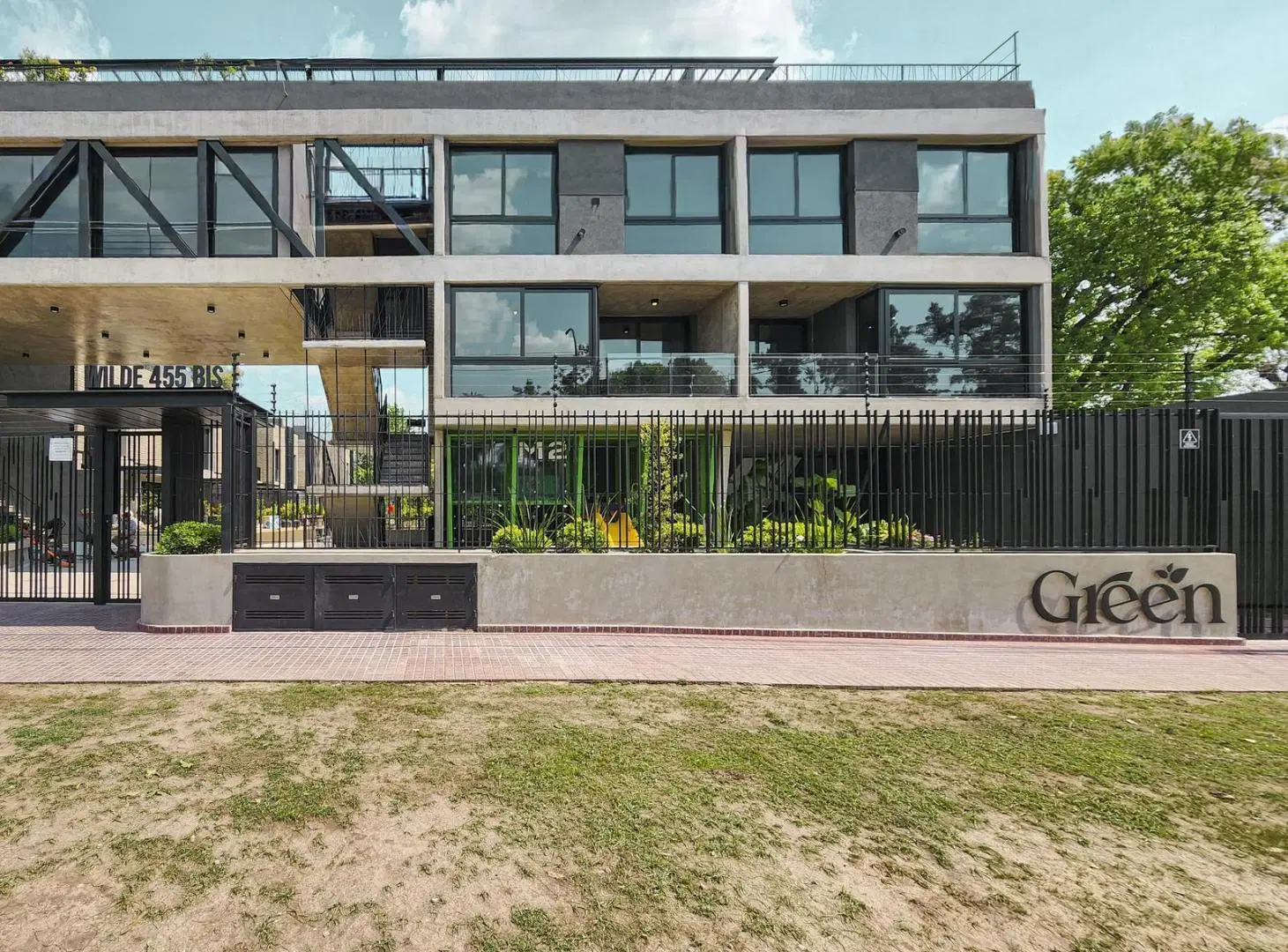 Casa 3 dormitorios de oportunidad con pileta y cochera en Fisherton 5