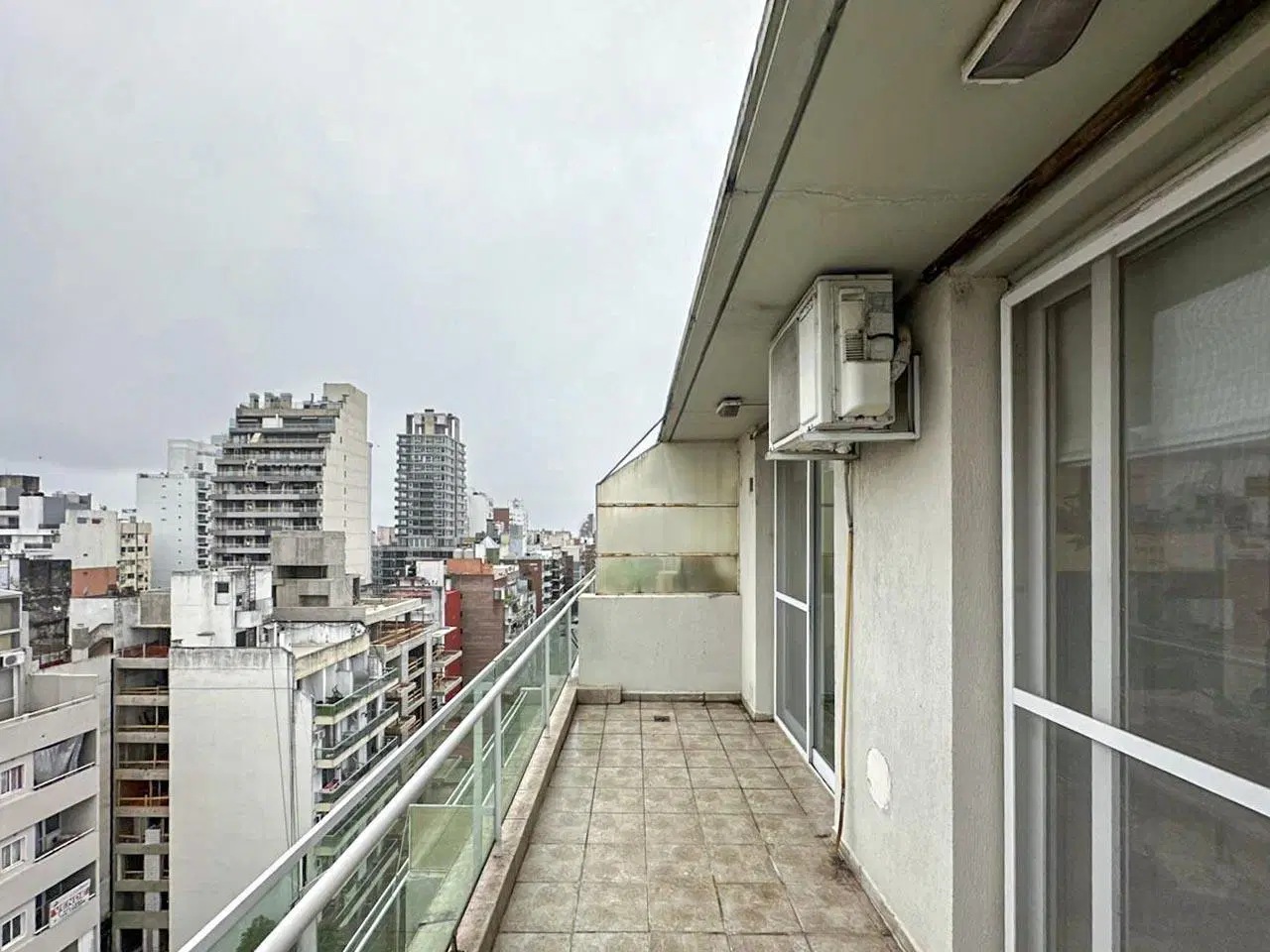 Departamento monoambiente amplio con terraza y amenities 5