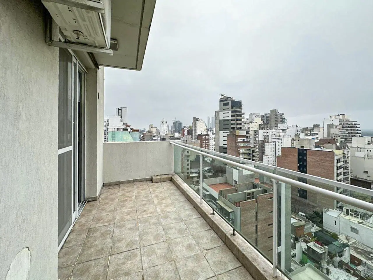 Departamento monoambiente amplio con terraza y amenities 4